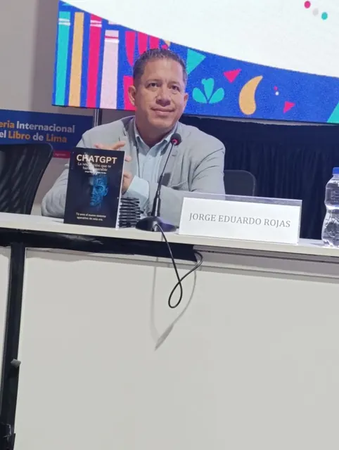 Jorge Rojas Orrillo en el panel de presentación, FIL Lima 2025