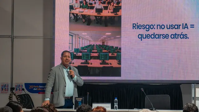 Jorge Rojas Orrillo en conferencia sobre riesgos de no usar IA, FIL Lima 2025