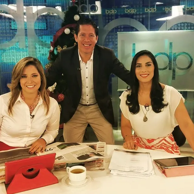 Jorge Rojas Orrillo en set de televisión con presentadoras